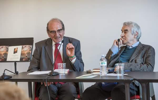 Vittorio Russo insieme a Giulio Giorello a Milano, presso la libreria Verso, durante la presentazione del libro 