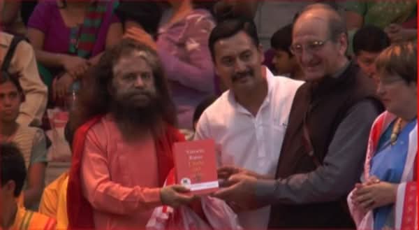 Vittorio Russo consegna una copia del suo libro L'India nel cuore a Swami Chidanand Saraswati a Rishikesh